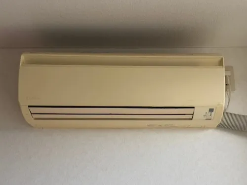 エアコンクリーニング前の汚れが溜まった状態(施工前)